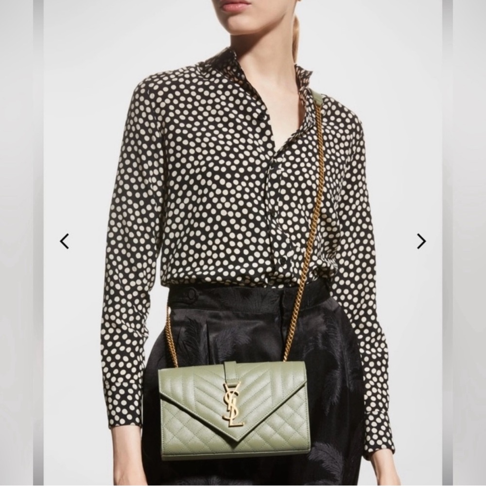 A114- 💯 % authentic Small YSL Envelope Shoulder bag - Picture 3 of 17